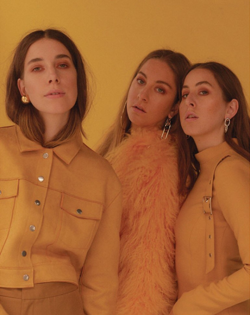 bayanin:Haim for Notion MagazineStyling by @catapperPhotography by @robins_robinThis shoot will be t