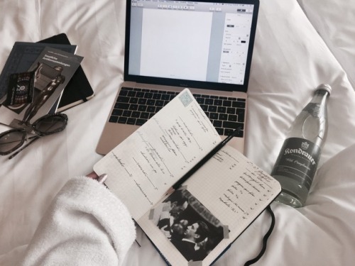 take-up-and-read:10.07.2017 // Ciao from München – Working on some fellowship apps in bed at my love