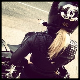 Boss woman (salute)