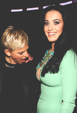 tuckit:  haversackers:  elegantdiscipline:  Ellen likes tits???  So do I…  🐙