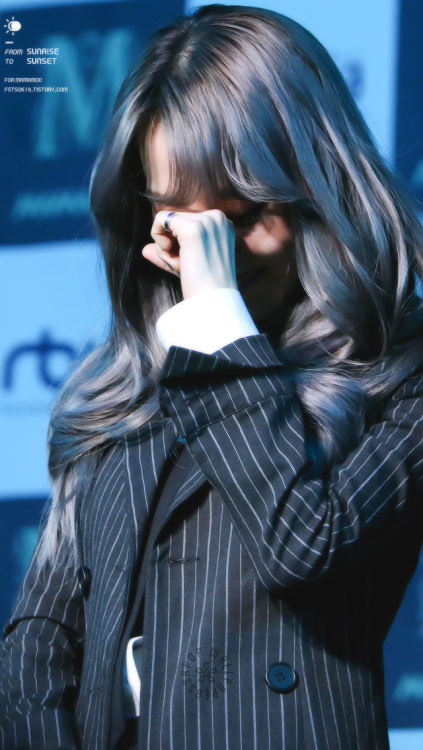 kpop-wallpaperss: Mamamoo - Moonbyul (Simple)reblog if you save/use please!!  open them to get 