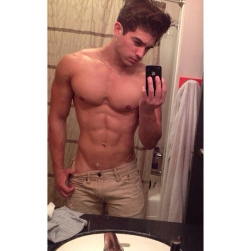 hotguypics:  @lukevalen