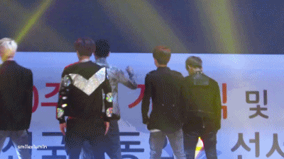 kaiversus:  did you see them doing the wolf sign during history?  ( ´ ▽ ` )ﾉ