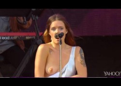 exposed-on-public:Tove Lo flashed the crowd
