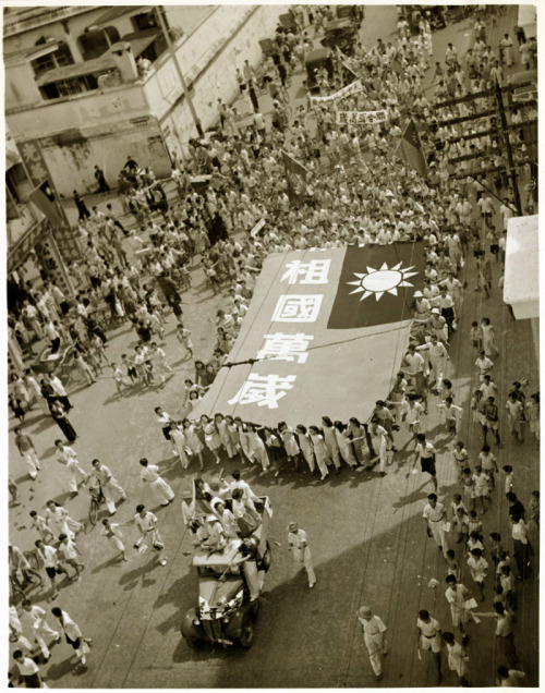 shihlun:Chinese community in Singapore with celebration banners in the city streets after the surren