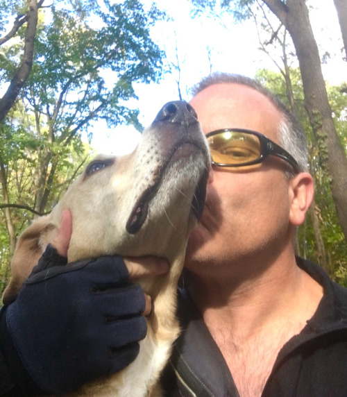 cheesewhizexpress: Beefy doesn’t like my kisses, it’s embarrassing for him but I can’t help it.  Beefy kisses for you. @greatlakesseakayaker thank you for sharing. @greatlakesseakayaker 
