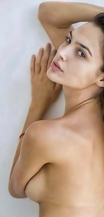 delicatestudentcactus:Kiss 💋 💋 Gal Gadot She’s so fucking sexy