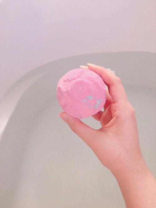 sailorcreepy:rose bombshell is my favourite bath bomb to date