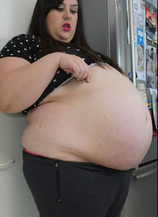 curvygirl-91:  Elle, vaut mieux l’avoir en photo qu’à table! Elle te bouffe