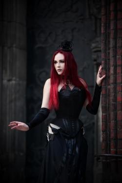 gothicandamazing:   model: Revenaphotographer: Katarzyna Mikołajczak Photographydress: Emerald Queen art     Welcome to Gothic and Amazing | www.gothicandamazing.com   