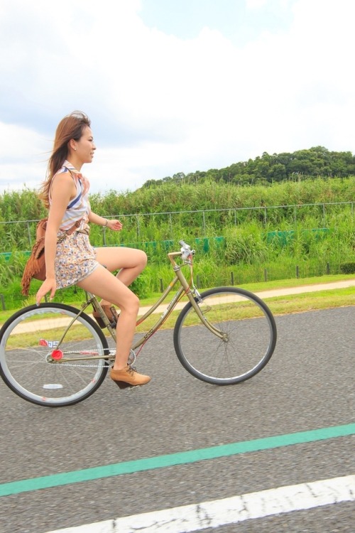 babes-on-bicycles: Babe on Bicycle