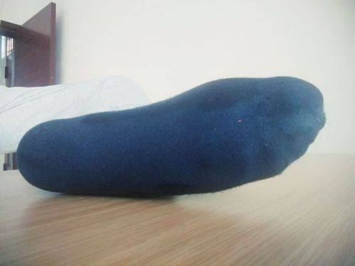 办公桌上的大脚袜，想闻吗