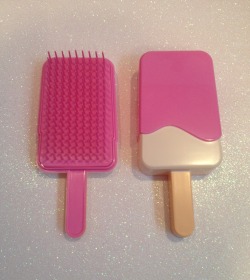 c0smic-candyland:  probably the cutest hairbrush