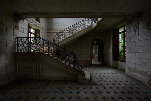 destroyed-and-abandoned:  Grand stairs in a 17th century abandoned castle Source: le luxographe (flickr) 