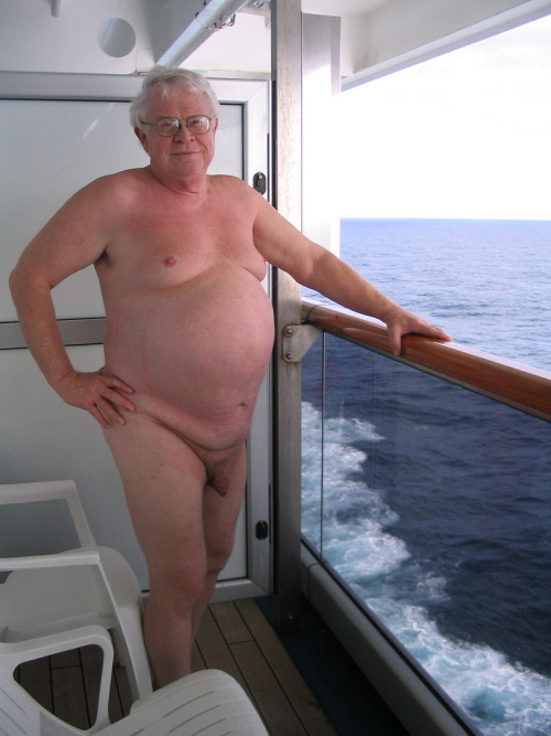 fontelino10:  nizar89:  johnharrisson27:  Beautiful sex man, Love to have it off with him.  Lovely daddy you want company  q gostoso