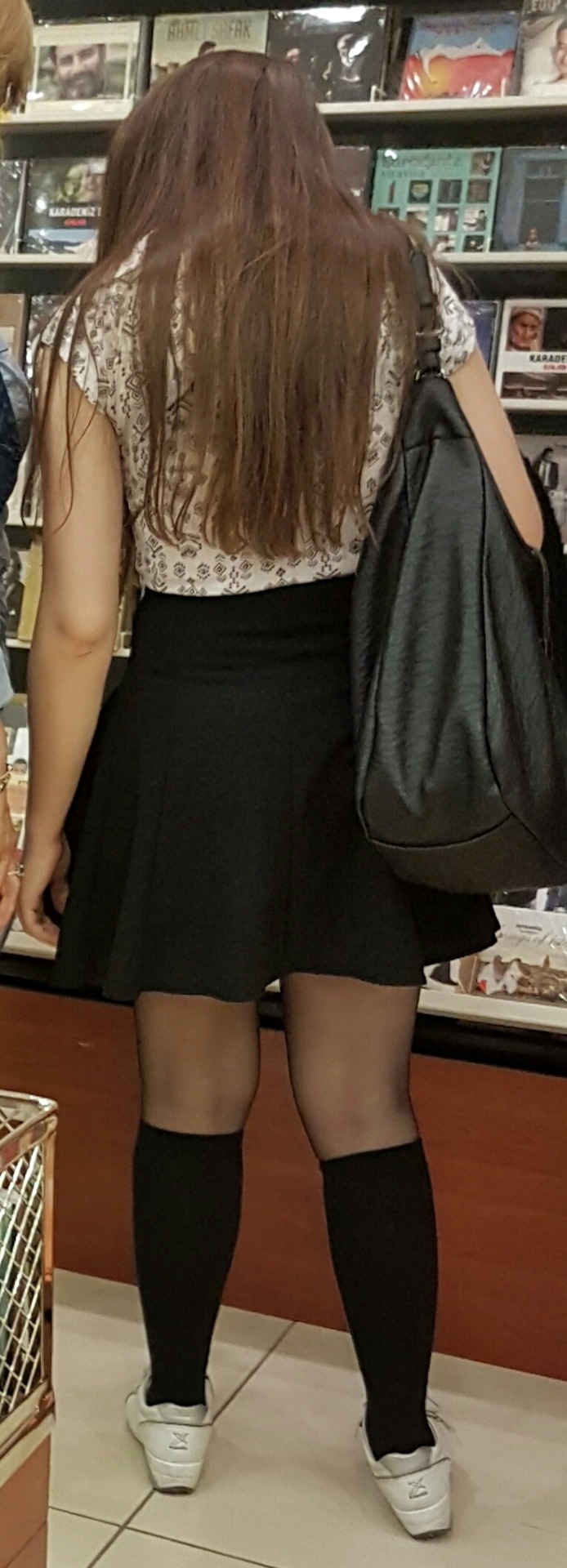 voyeurtrky:  what would you do to this babe?