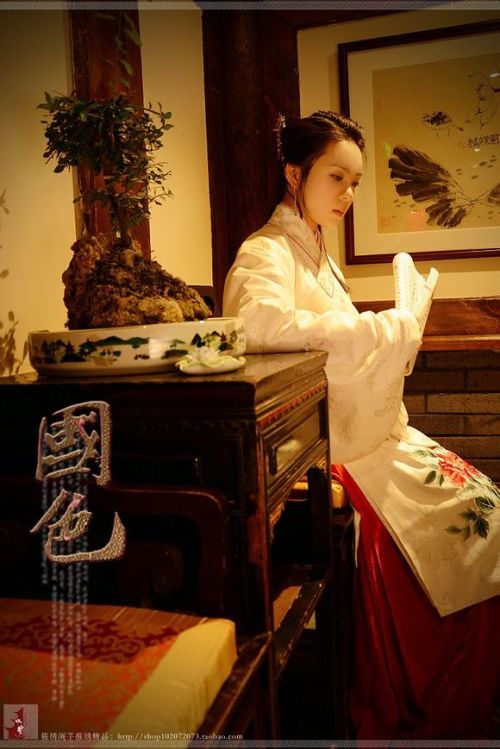 fouryearsofshades:筱绣阁 shop102072073.taobao.com/ Traditional Chinese Hanfu. Fun fact: this out