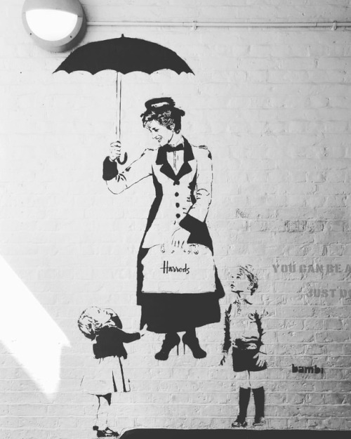 ☂ . . . #nealsyard #coventgarden #graffiti #art #princessdiana #princegeorge #princesscharlotte #ro