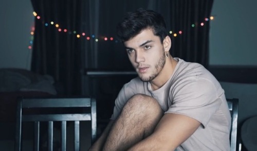 dolantwinsfeet: You were minding your own business at this small party but when Grayson came out fro