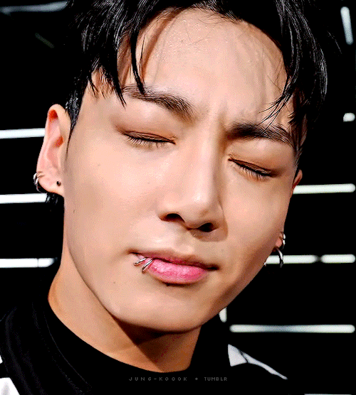 Jungkook's Reaction To Armys' Screams ♡