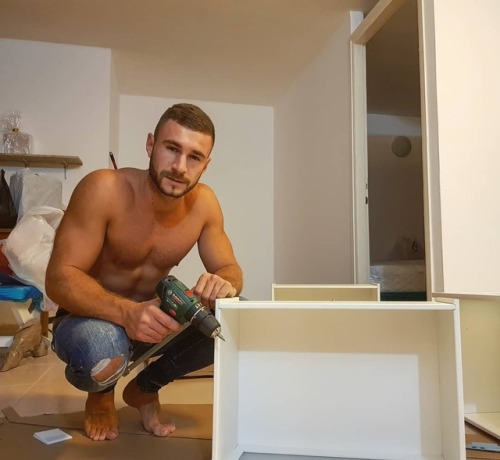 feet2eat:Barefoot Israeli handyman