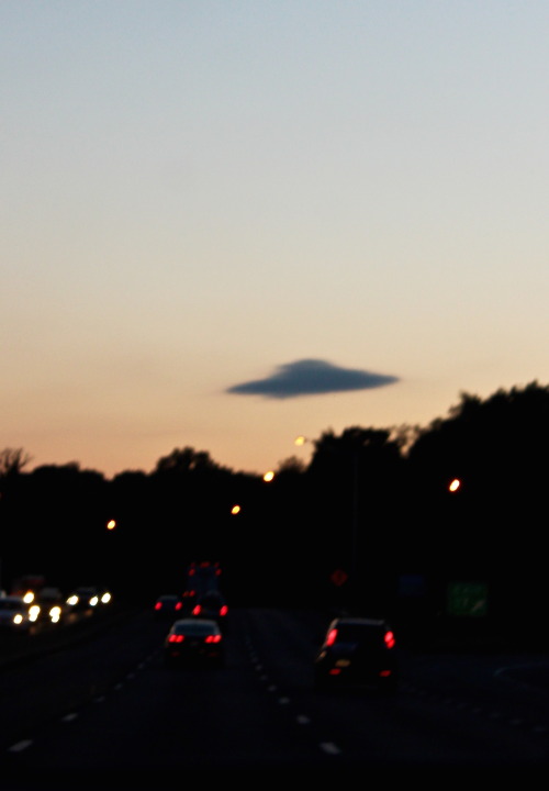 avokahlo:  bedussey:  yesterday i saw a cloud that looked like a flying saucer  I WANT TO BELIEVE 