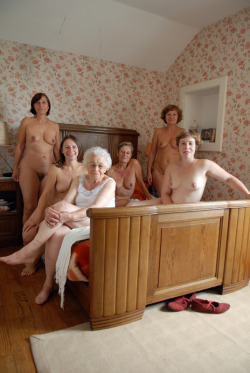 ritaroberts56:  womenofasimilarage:  Not sure how many generations of tits on show here…..but I’d like to shake the hand of the photographer .  This is an exclusive site for single, lonely wives who left their hubsbands and are finally ready for