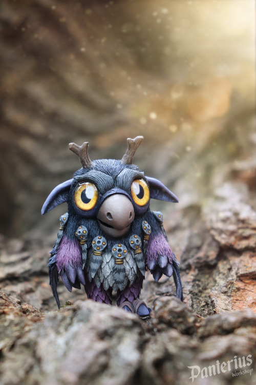 Moonkin Hatchling(custom order) Height : 7 cm Materials: velvet(foam) clay, steel wire, wooden stand