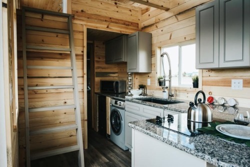 dreamhousetogo:  The Four Eagle by The Tiny Home Co.  I’d totally live in this 