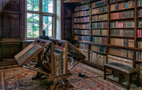 cair–paravel:The library in Sudbury Hall, Derbyshire.