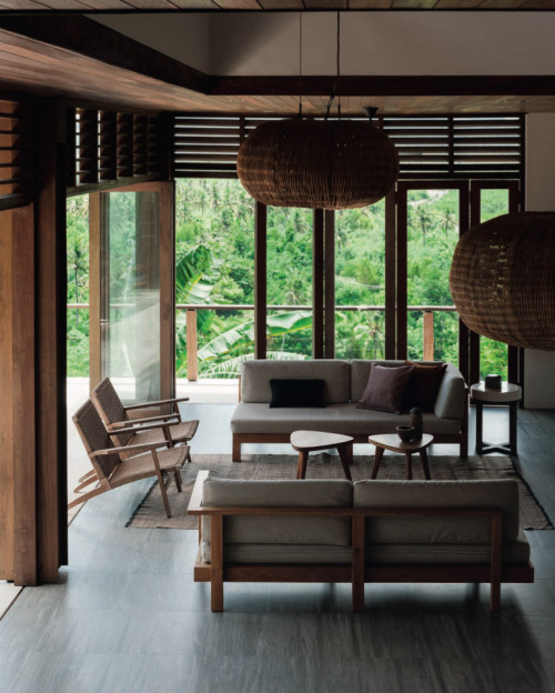 In Indonesia, on Lombok island, a stunning villa overlooks the jungle… and a breathtaking sun