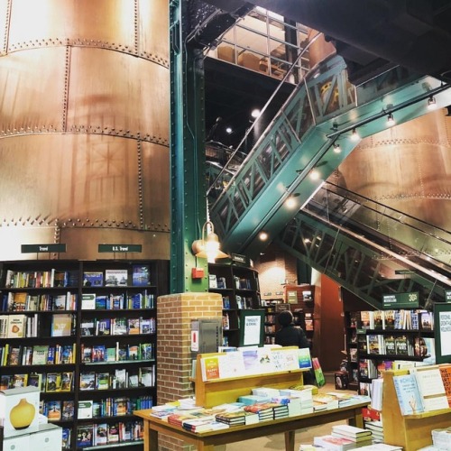 What is the coolest bookstore you have ever been to? ❓ Bookish team member, Tarah, recently went to 
