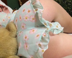 daddysspicyprincess:  My little booty is so cold without a nappy on it!