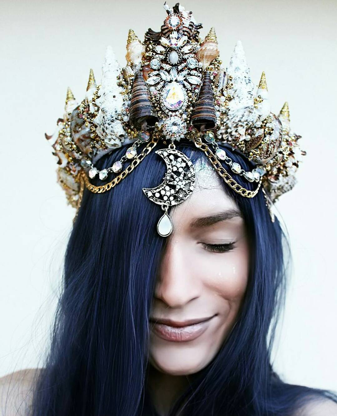 habibinasir:  culturenlifestyle:  New Dazzling Mermaid Crowns Inspired by Ariel by