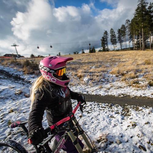 pia-isabella: Do small things with great love.❤️ #radfahren #snow #willingen #downhill #freeride #sa
