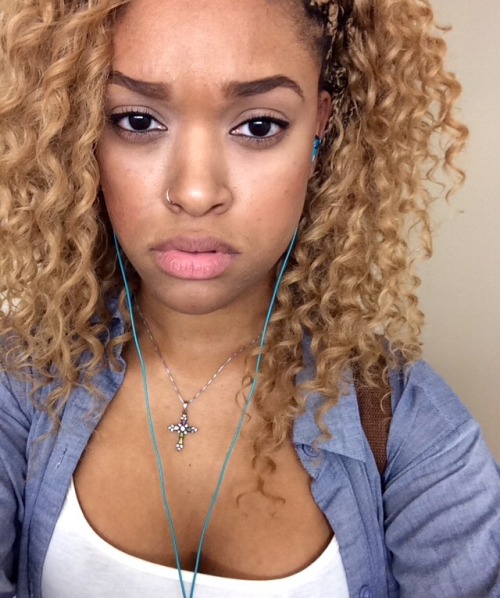 classiclinds:  numberonemovement:  classiclinds:  Gurrrrl ✨  Selfie game lit  Thank you 💁🏽