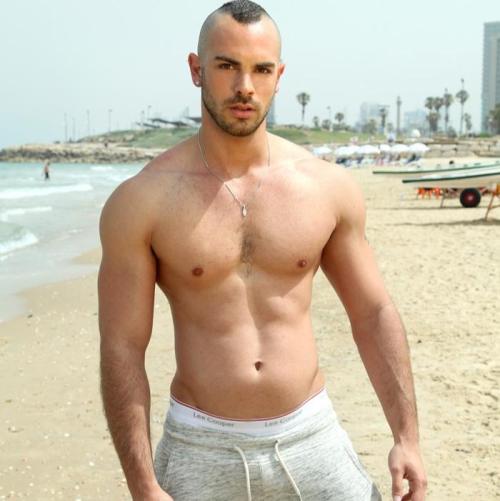 sir2u:  wait…you wanna pay me how much for me to piss in your face? 