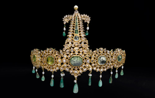 Sarpech, emeralds and diamonds on gold
