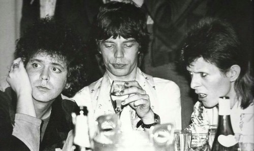 80s-bowie:Lou Reed, Mick Jagger and David Bowie hanging out together at Café Royale, 1973