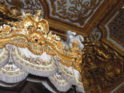 versaillesadness:  Marie-Antoinette’s bedroom, Versailles Palace, France. 