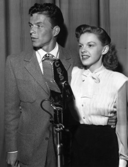 wehadfacesthen:  Frank Sinatra and Judy Garland,