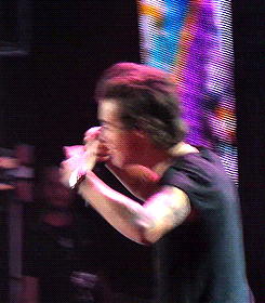 andrewblahfield:  Harry telling a fan to smile last night (29.10) 