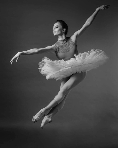 dreamdancer840:  Gorgeous Bolshoi ballerina Anastasia Gubanova  Photo © Triple View Studio   ⚜️