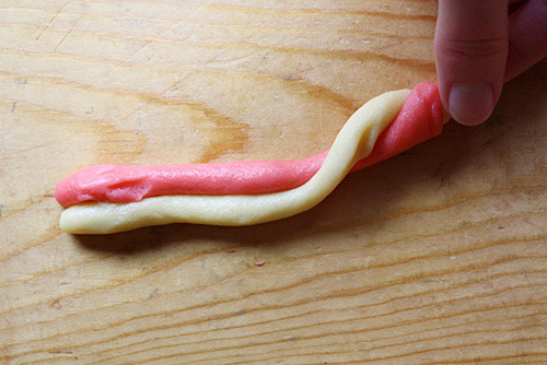 sketchinfun:  thecakebar:  Candy Cane Cookies Tutorial {click link for full tutorial}