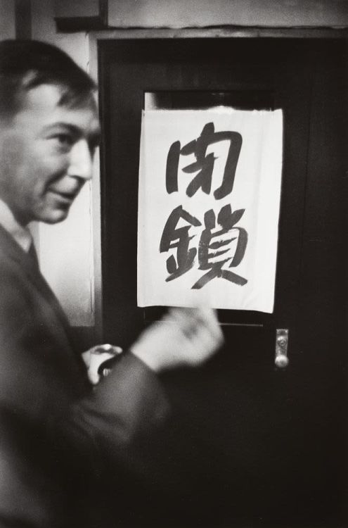 shihlun:  Hirata Minoru - Jasper Johns opening the door at Hi-Red Center’s ‘Closing Event’ at Naiqua Gallery 1964