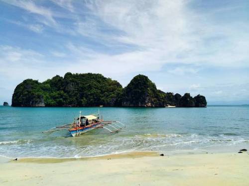 Surviving Caramoan. .......#castaway #islandhopping#caramoan#escapade #beach #island #whitesand #sky