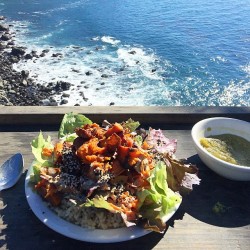 aleven11:Nourishing lunch with a view after soaking the hot springs 👌 brown rice, sweet potatoes and mixed green with split pea soup 🐳