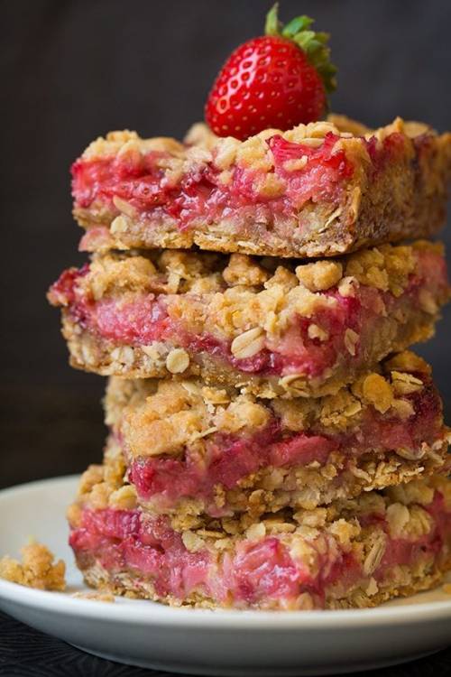 daily-deliciousness:  Strawberry rhubarb crumb bars