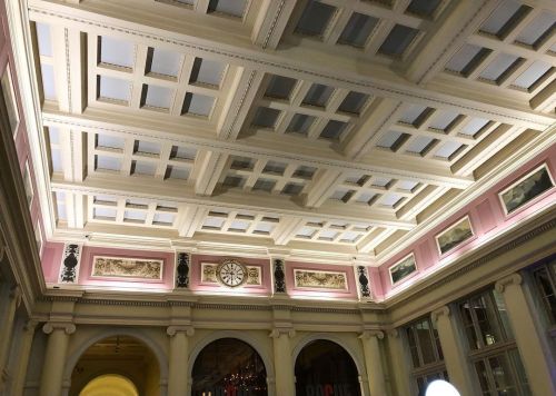 約100年前に建てられたWaterfront駅のこの天井付近が大好き。 I love the ceiling and wall area of the Waterfront station. #van
