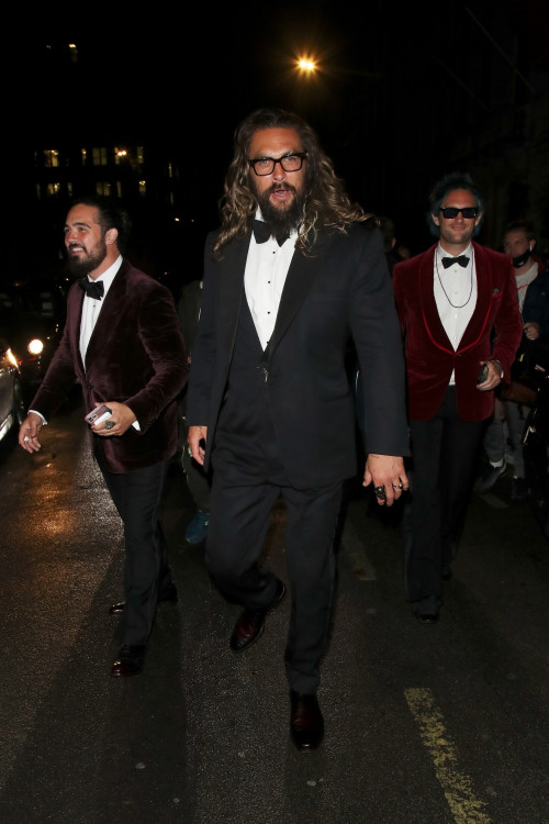 Jason Momoa being a goof for the paparazzi leaving No Time To Die premiere.September 29, 2021